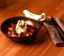 Буррата с томатами, соусом песто и домашним бальзамиком