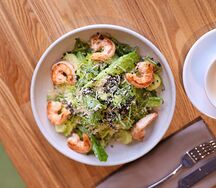 Тигровые креветки с киноа и авокадо