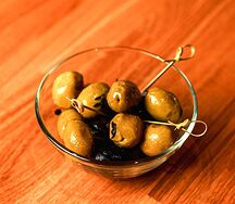Заправленные оливки и маслины