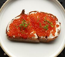 Брускетта с красной икрой