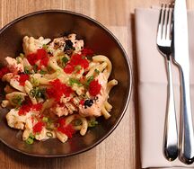 Казаречче с нежным лососем и красной икрой