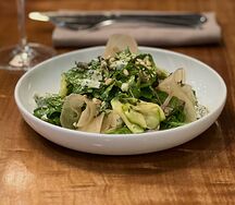 Салат с уткой конфи, грушей и голубым сыром