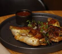 Цыпленок-корнишон в соусе чимичурри