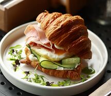 Круассан с Прошутто котто/крудо или мортаделлой