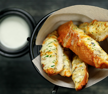 Пшеничные гренки с моцареллой и чесноком