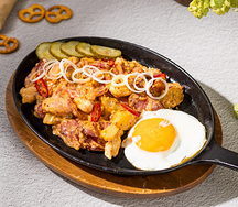 Горячая сковородка с охотничьими колбасками