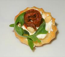 Классические профитроли со сливочным сыром и вялеными томатами