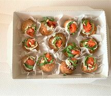 12 хрустящих профитроля со сливочным сыром и слабосолёной форелью