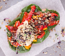 Тост с хумусом и печенными овощами