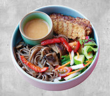 Боул с гречневой лапшой и копченым темпе