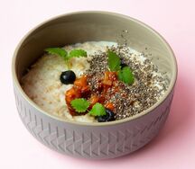 Томлёная в кокосовом молоке овсянка с яблоком и сухофруктами