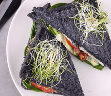 Сэндвич на угольном хлебе