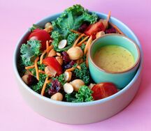 Салат с кейлом и медово-горчичной заправкой