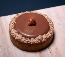 Тарталетка шоколадная с вишней