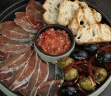 Плато с хамоном SERANO и оливками