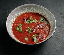 Наваристый мясной суп с пастрами, копченой паприкой, томатами и каперсами