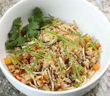 Жареный рис с курицей