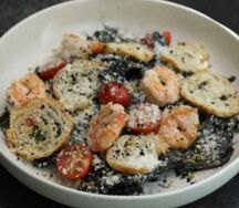 Черный Цезарь с креветками