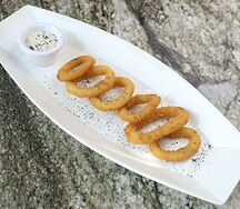 Кольца кальмара с соусом Тартар