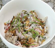 Салат с колбасками, соус тоннато