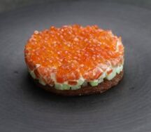 Тартар из лосося с красной икрой 
