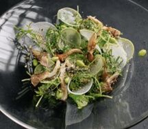 Зеленый салат с жареными вешенками