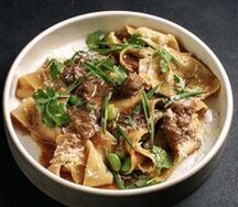 Паппарделле с мясным рагу из ягнёнка