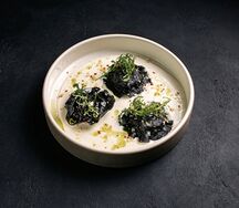 Черные домашние равиоли с креветками и кальмаром