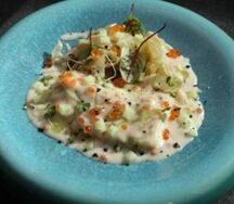 Треска под соусом из белой фасоли с красной икрой и фенхелем