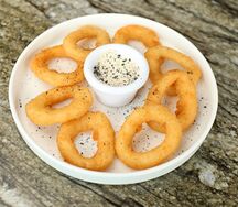 Луковые кольца с соусом тонато
