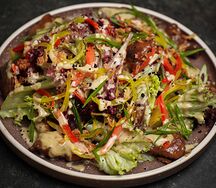 Салат с теплой куриной печенью
