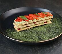 Фисташковый мильфей с клубникой