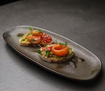 Брускетты с авокадо и форелью