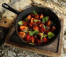 Томатное жаркое с цыпленком, картофелем и грибами