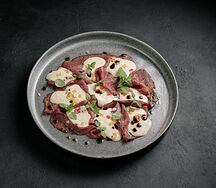 Домашняя пастрами из говядины с соусом Тонато с болгарским перцем и молодым базиликом