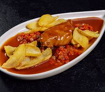 Ножка кролика, тушенная в печи, с картофелем