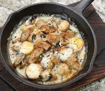 Жаркое с колбасками, грибами, картофелем и сыром