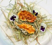 Устрицы с соусом капоната, запеченные с сыром