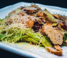 Салат Цезарь с курицей