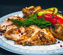 Куриная грудка с овощами