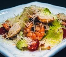 Салат Цезарь с креветками