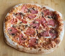 Пицца с ветчиной и грибами