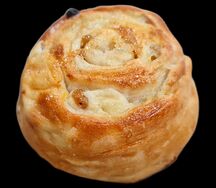 Булочка с творогом и изюмом