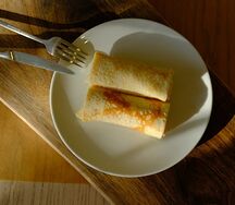 Блины с ветчиной, cыром и соусом манго