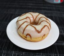 Донат глазированный Карамель с начинкой