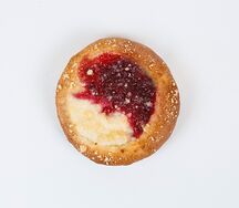 Шаньга с брусникой и творогом