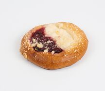 Шаньга с вишней и творогом