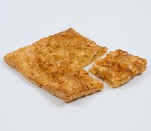 Пирог слоеный с яблоком
