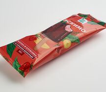 Эскимо банан-клубника в горьком шоколаде