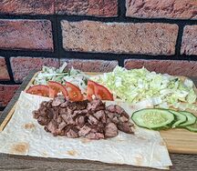 Шаурма с говядиной на тарелке
